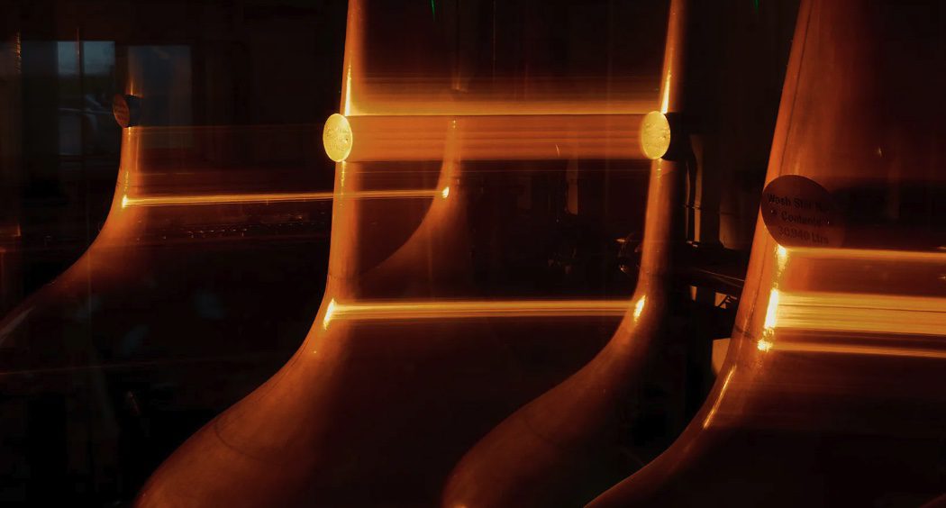 Comparison of natural color vs caramel coloring in whisky